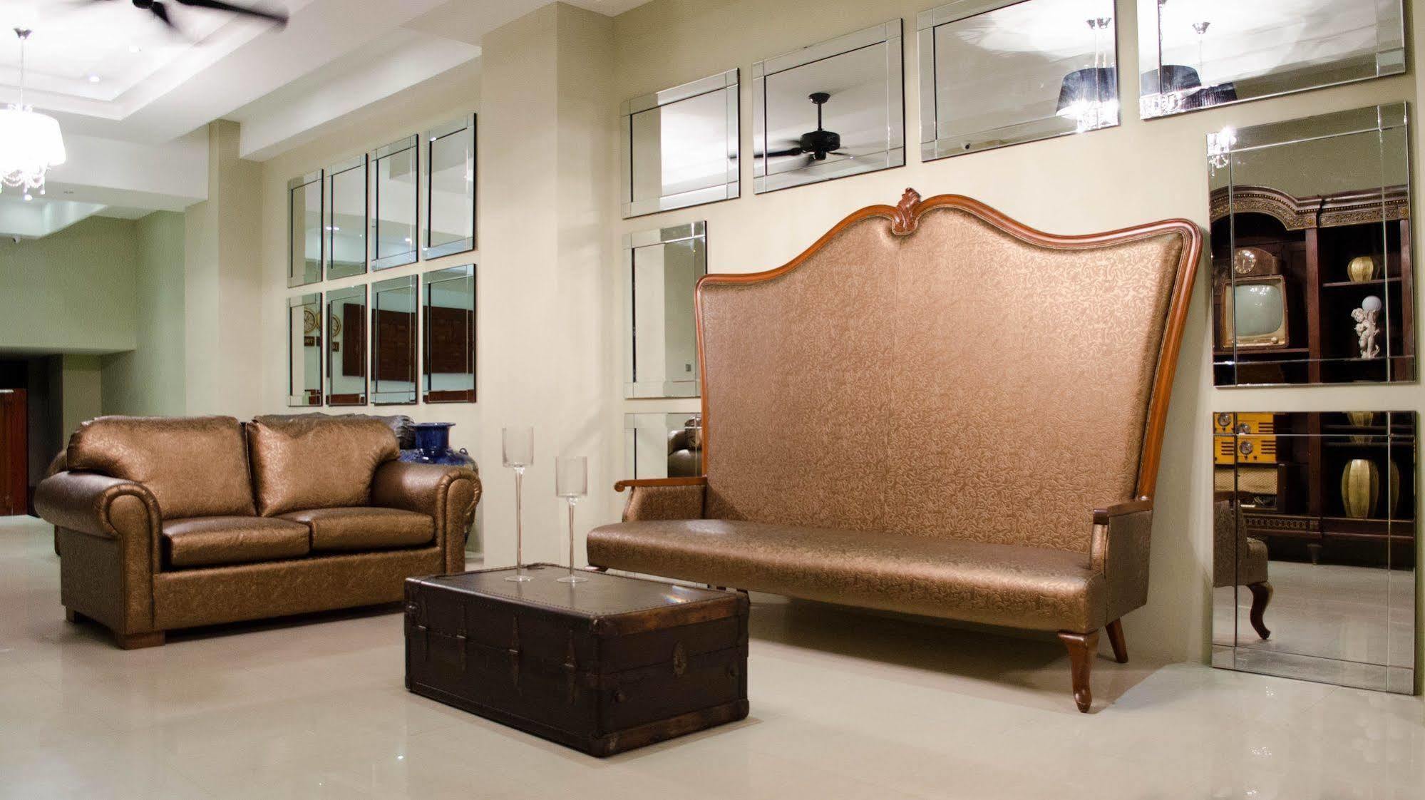 Ritz Hotel 2*