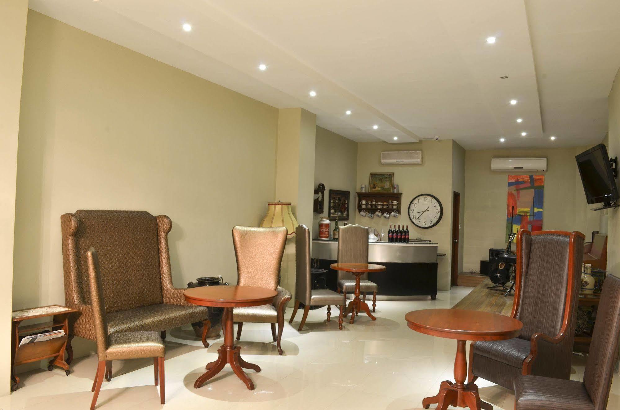 Ritz Hotel 2*