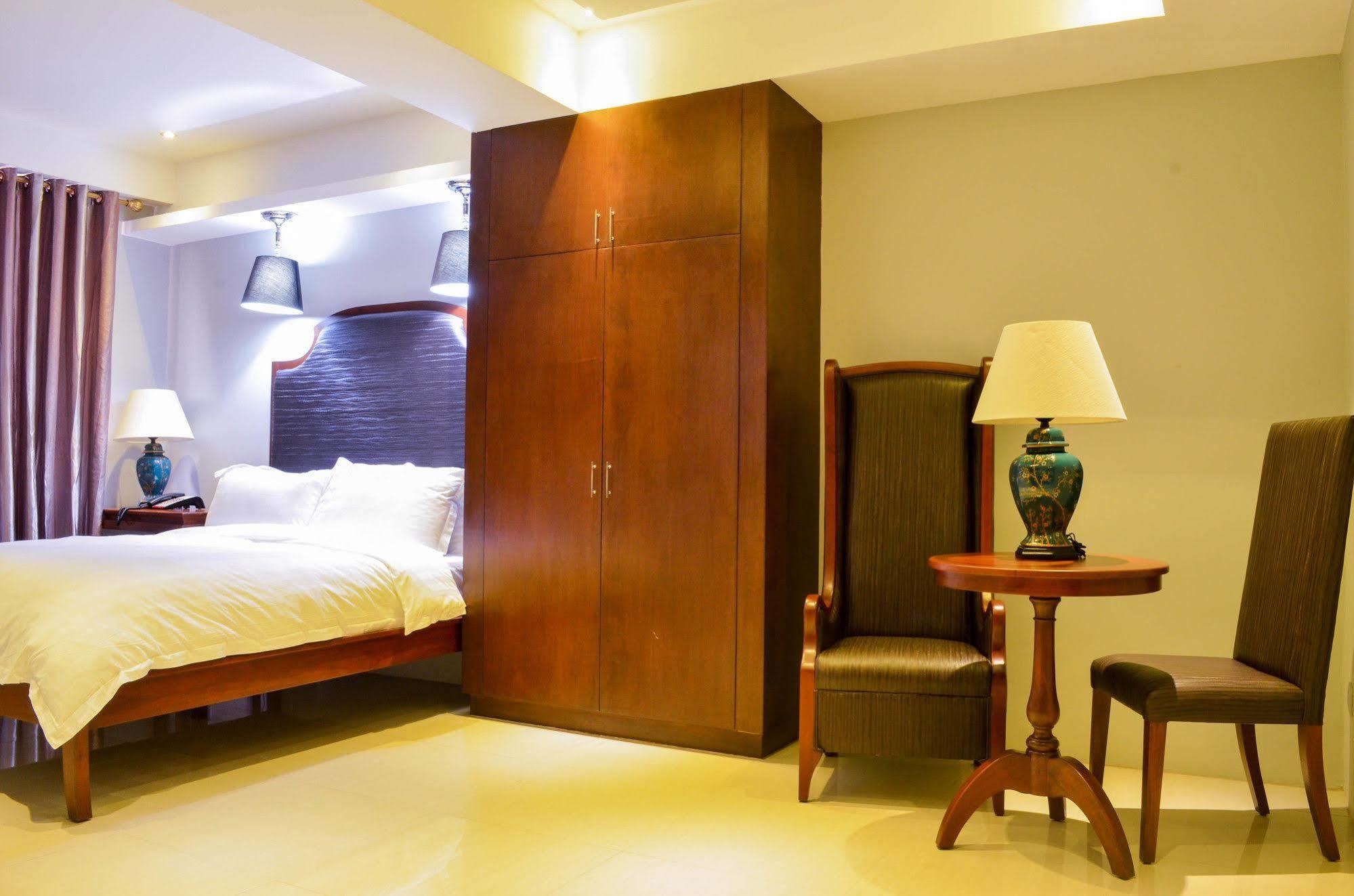 Ritz Hotel 2*
